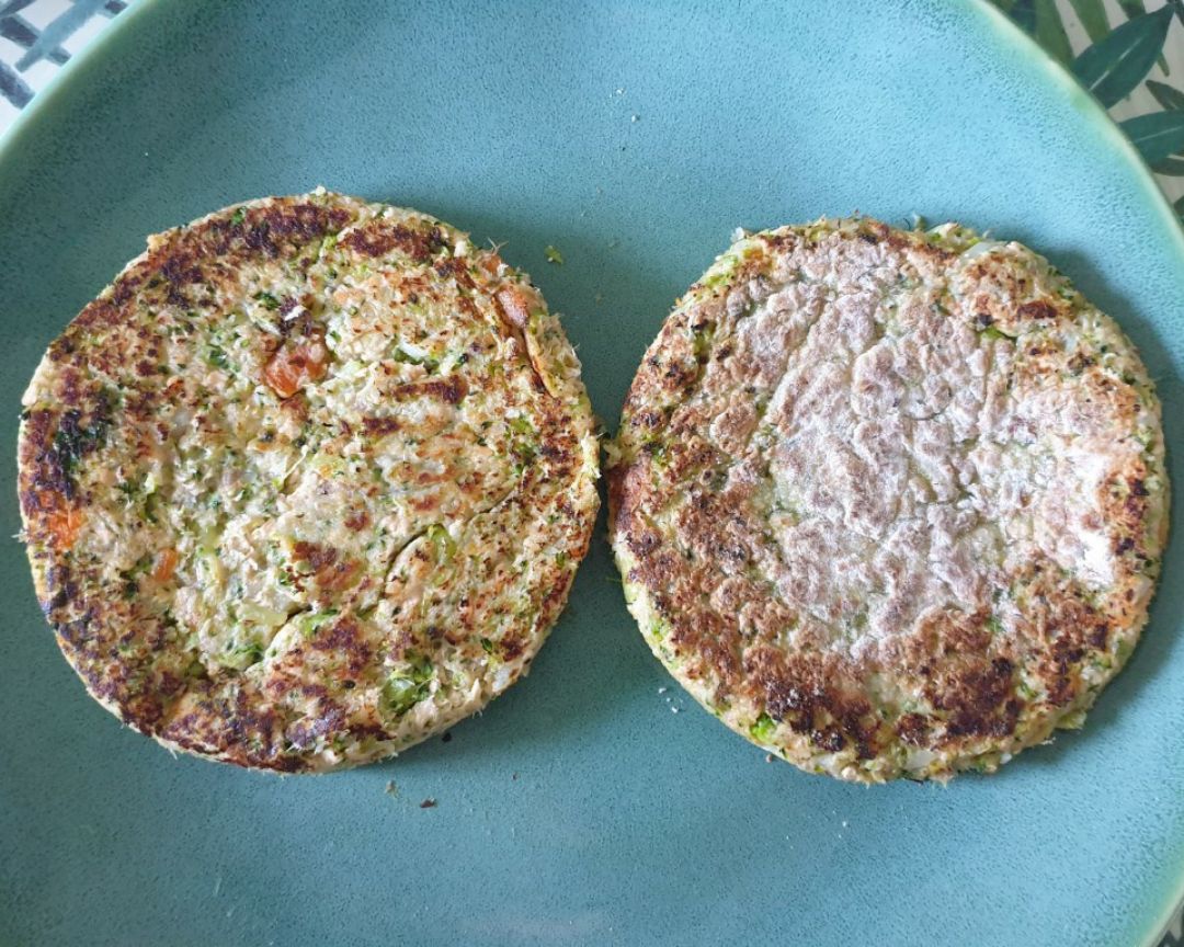 Hamburguesa de salmón, brócoli, coliflor y zanahoria Paso 3 Hamburguesa de salmón, brócoli, coliflor y zanahoria Paso 3