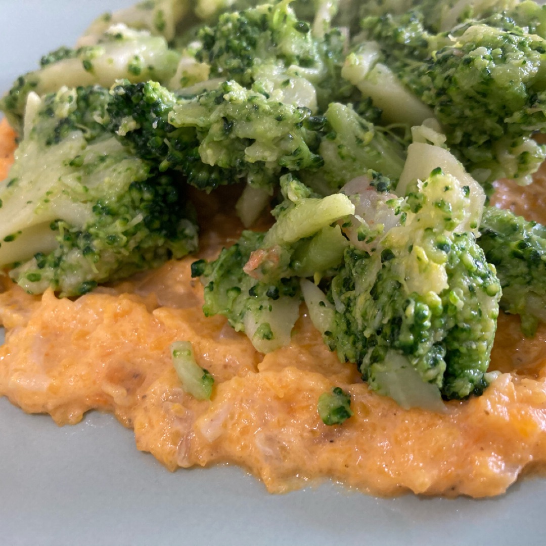 Brócoli con gambas en salsa de calabaza y queso