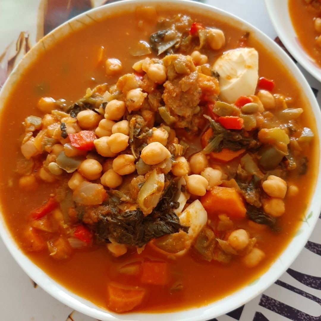 Guiso de garbanzos y verduras con huevo Guiso de garbanzos y verduras con huevo