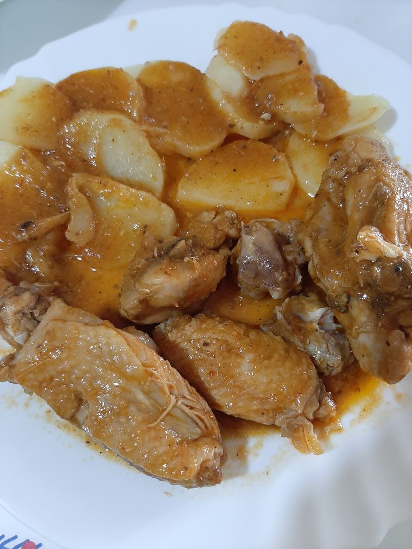 Pollo en salsa se verduras con patatas al vapor Pollo en salsa se verduras con patatas al vapor