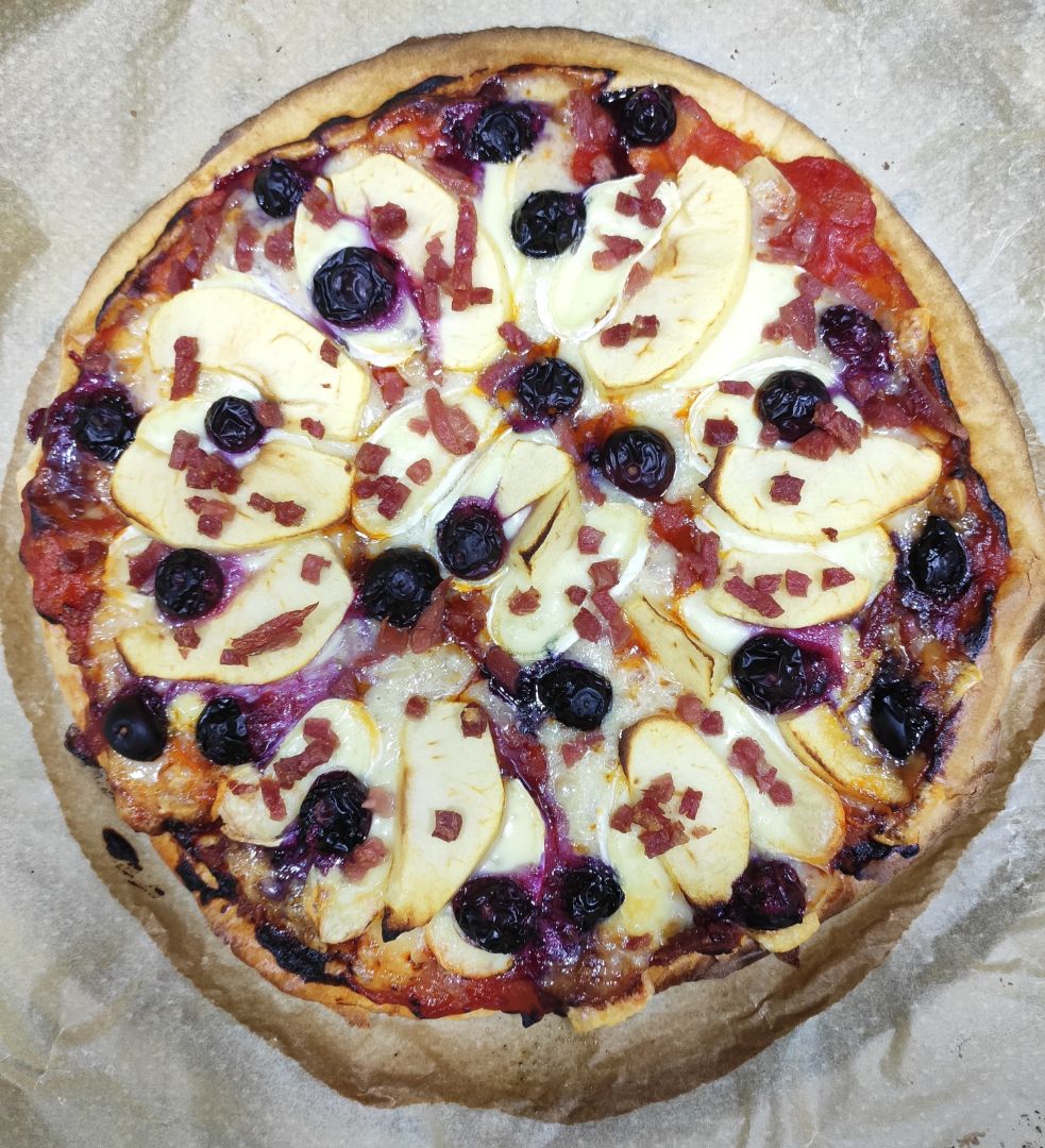 Pizza de garbanzos, queso, manzana y arándanos. 