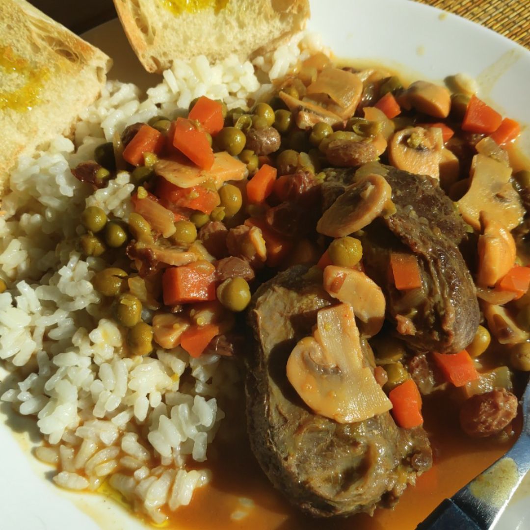 Carrilleras con verduras y arroz Carrilleras con verduras y arroz