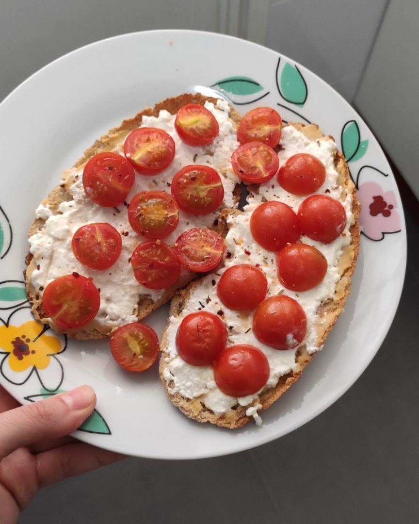 Pizza en pan de pita con hummus, requesón y cherries Pizza en pan de pita con hummus, requesón y cherries