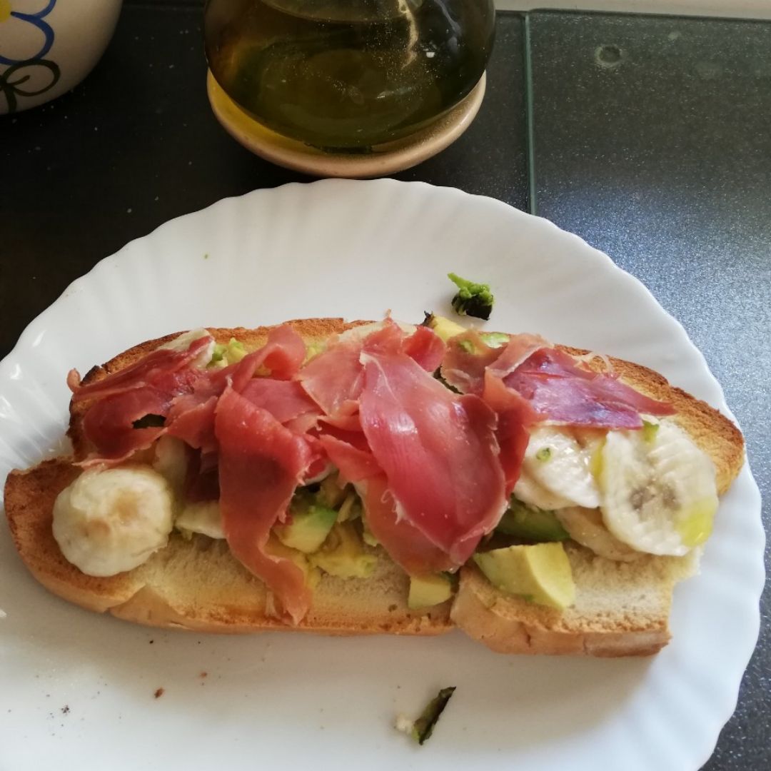 Tostada de Aguacate, jamón y plátano con pan de pueblo🥑 