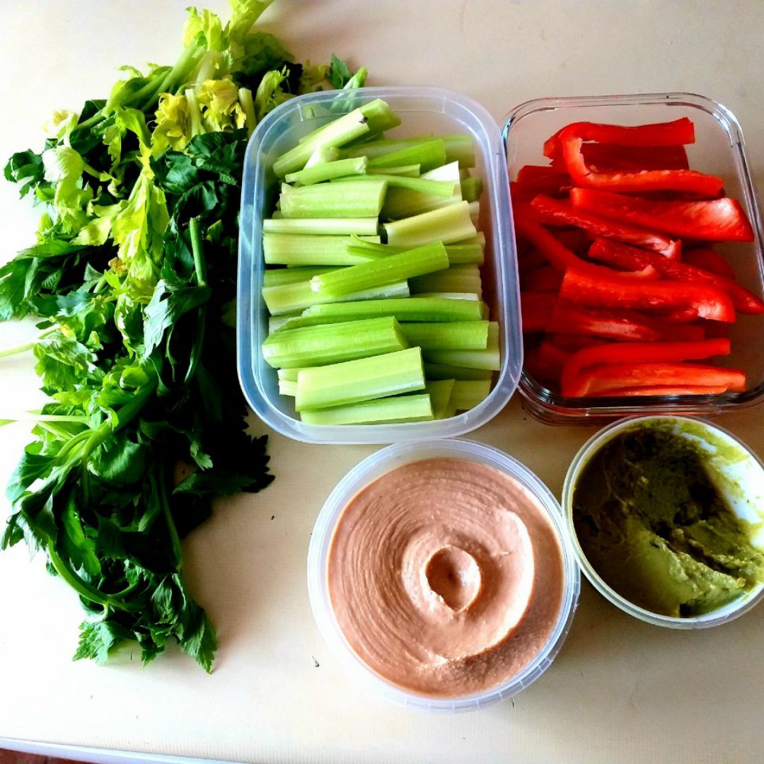 Crudités de apio y pimiento con guacamole y hummus Crudités de apio y pimiento con guacamole y hummus