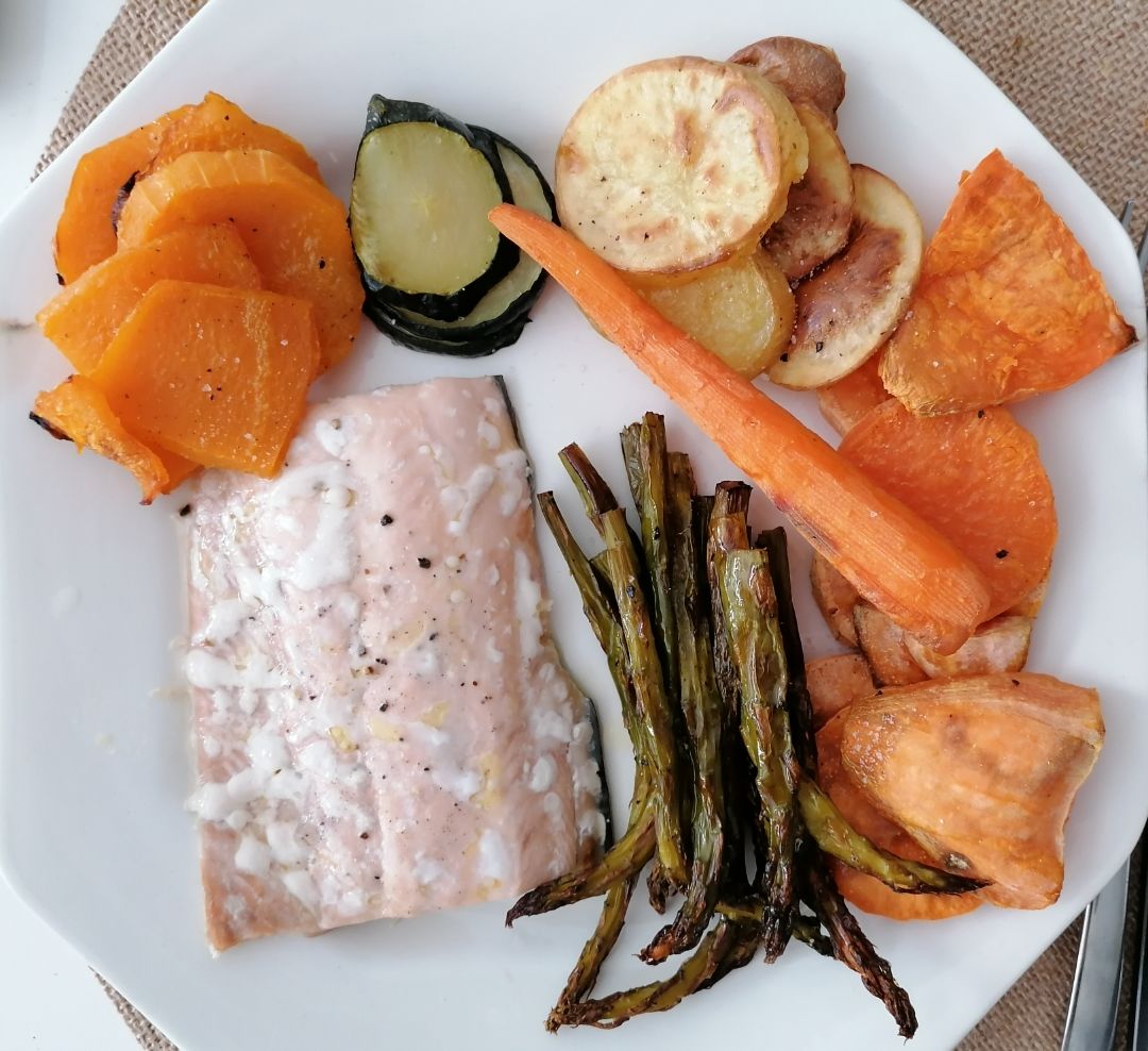 Verduras y salmón salvaje al horno