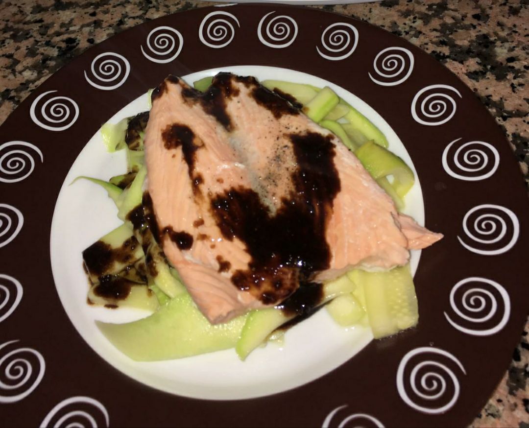 Salmón con salsa de vinagre balsámico y calabacín Salmón con salsa de vinagre balsámico y calabacín