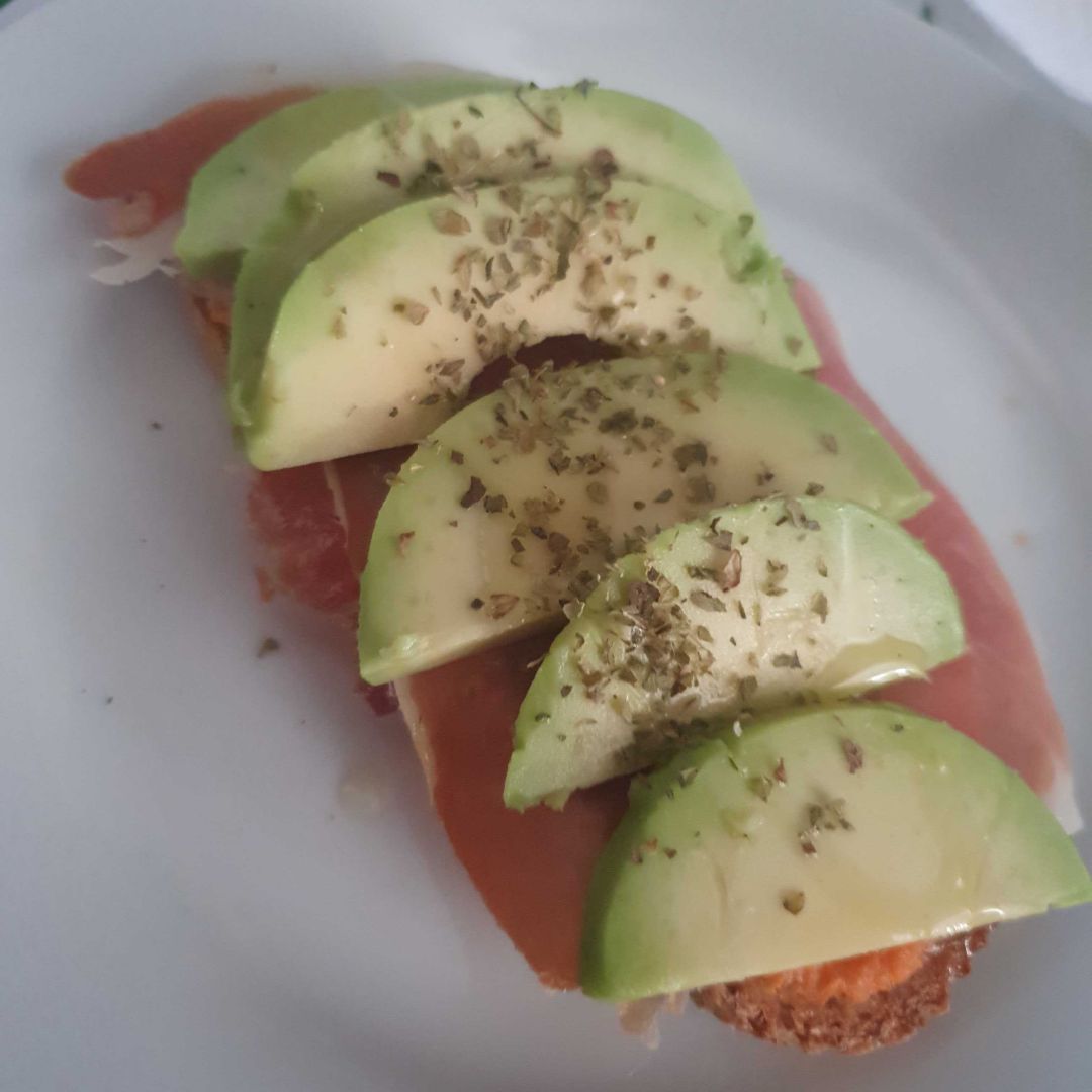 Tostada integral con aguacate, jamón y tomate triturado Tostada integral con aguacate, jamón y tomate triturado