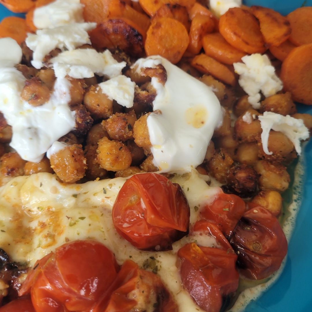 Garbanzos especiados y horneado de hortalizas con queso