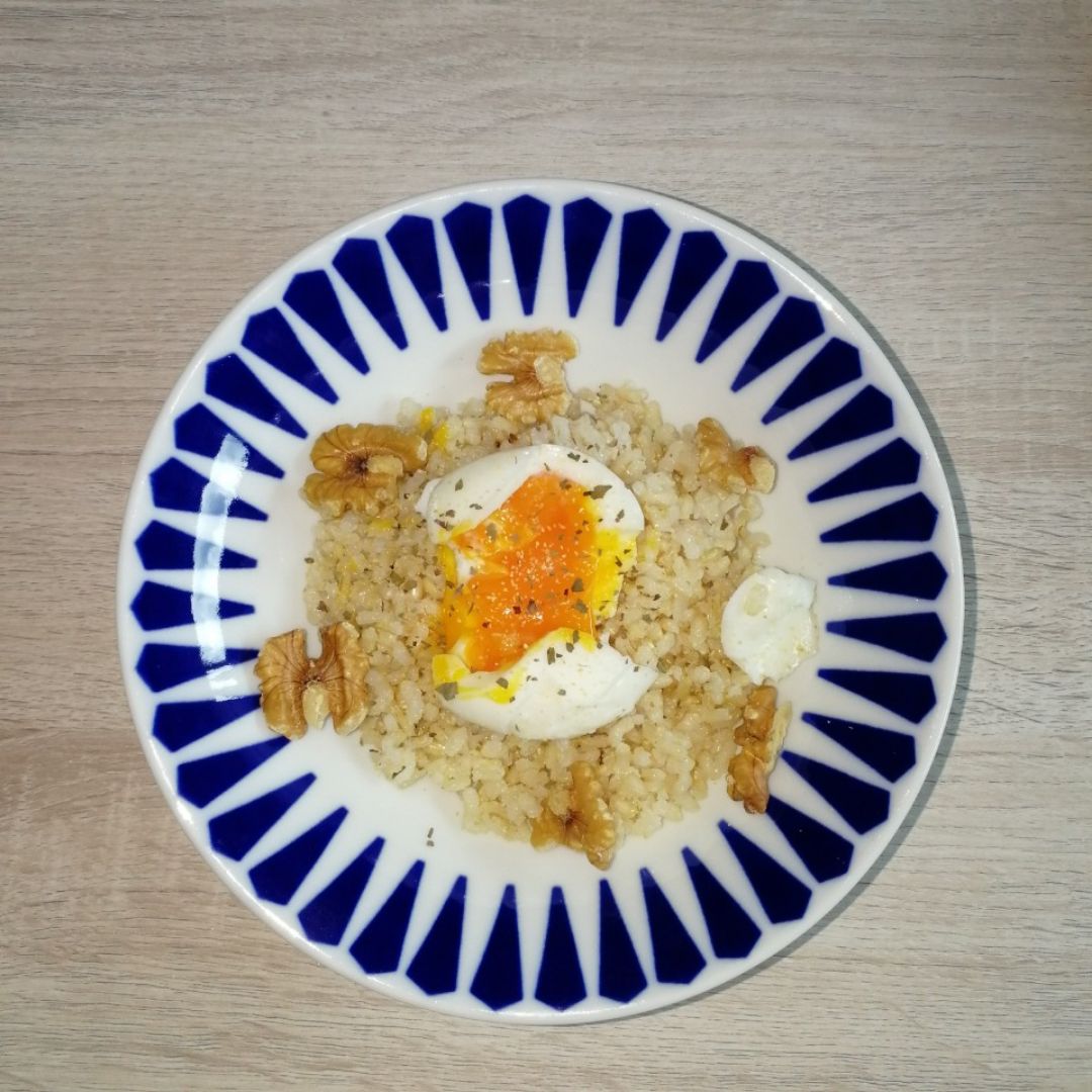 Arroz integral con huevo escalfado Arroz integral con huevo escalfado