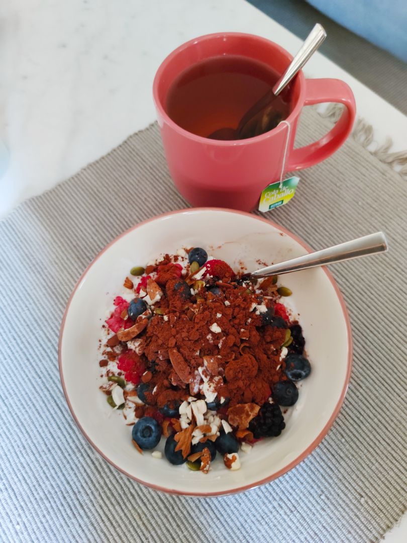 Yogur con avena, frutos rojos, frutos secos y cacao Yogur con avena, frutos rojos, frutos secos y cacao