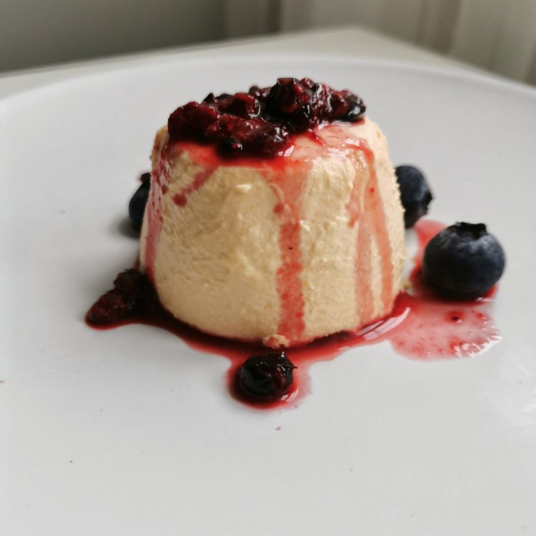 Panna cotta de caqui con mermelada de frutos rojos🍮 Panna cotta de caqui con mermelada de frutos rojos🍮