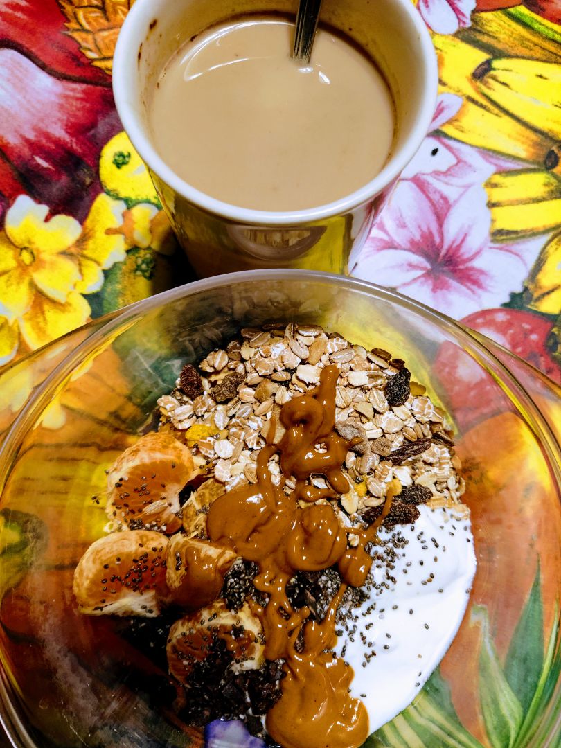 Desayuno de Yogurt, avena, mandarina, cacao, chía y crema de cacahuete. Desayuno de Yogurt, avena, mandarina, cacao, chía y crema de cacahuete.