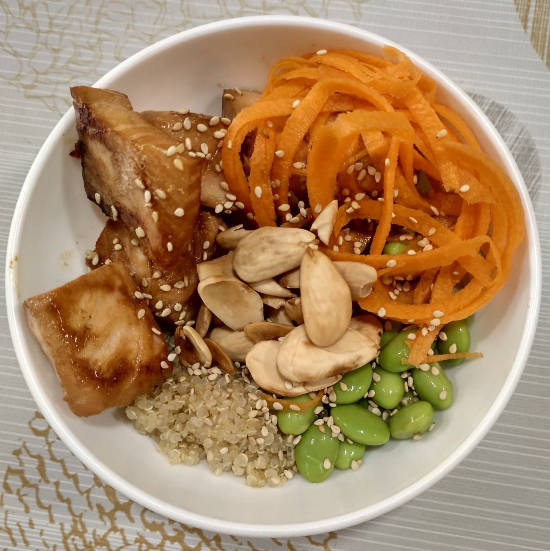 Poke bol de salmón y quinoa Poke bol de salmón y quinoa