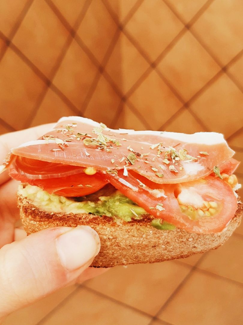 Tostadas de aguacate, tomate y jamón