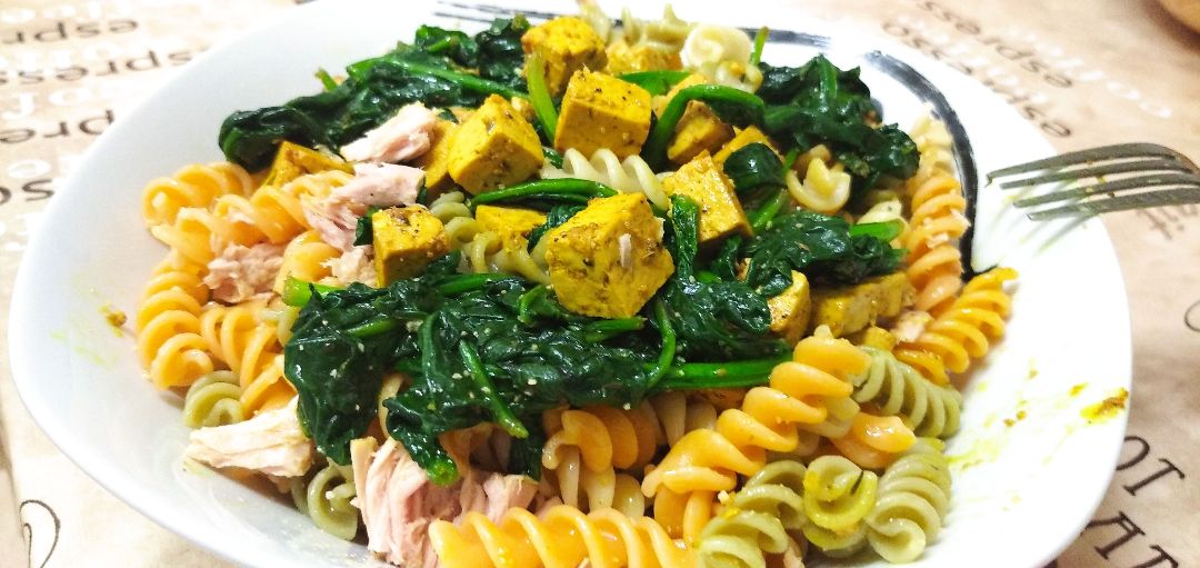 Pasta con tofu, atún y espinacas Pasta con tofu, atún y espinacas