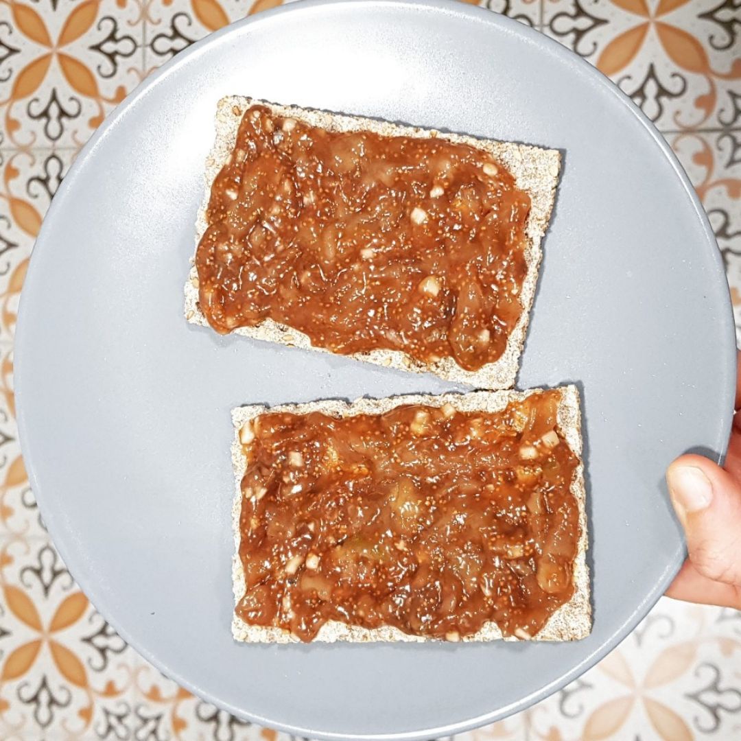 Tostadas de higos, anchoas y ajo Tostadas de higos, anchoas y ajo