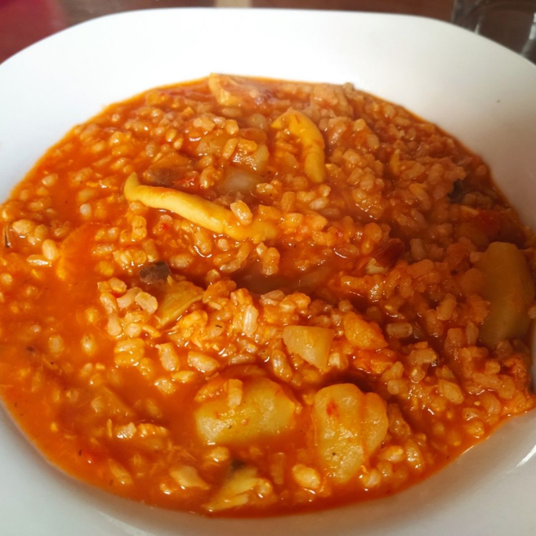 Arroz caldoso con marisco y verduras. Arroz caldoso con marisco y verduras.