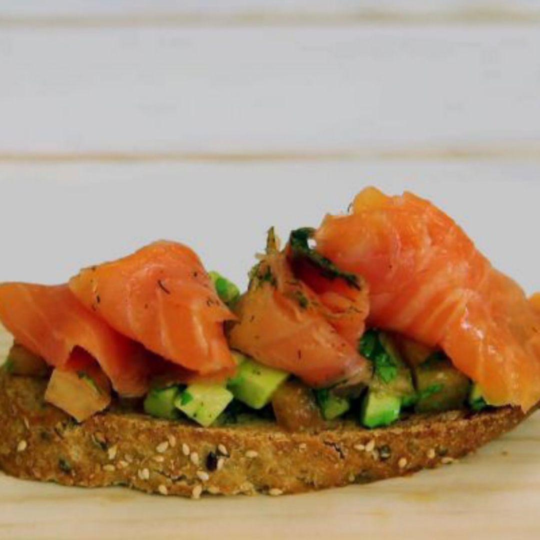 Tostada aguacate y salmon Tostada aguacate y salmon