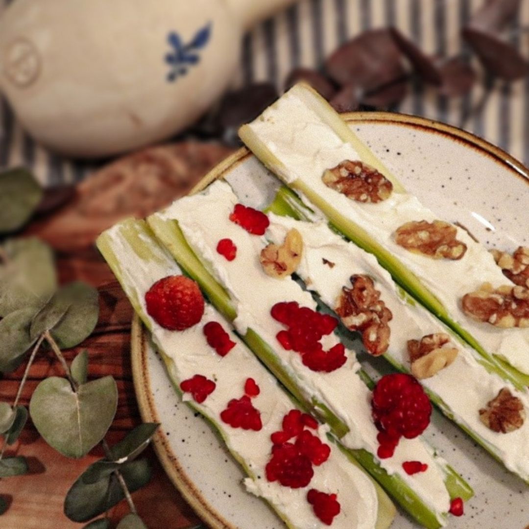 Barquillos de apio con queso crema Barquillos de apio con queso crema
