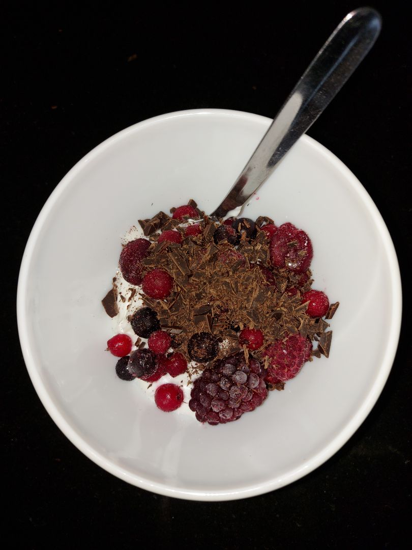 Queso freco batido con frutos rojos, chocolate y nueces 