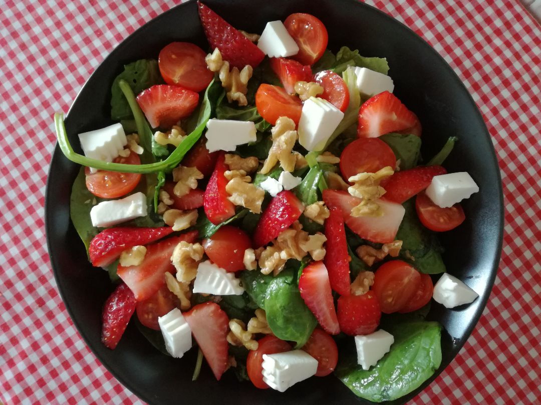 馃尡Ensalada de espinacas con lechuga romana, 馃崊 tomatito, fresas 馃崜, nueces, y quesito 馃尡Ensalada de espinacas con lechuga romana, 馃崊 tomatito, fresas 馃崜, nueces, y quesito
