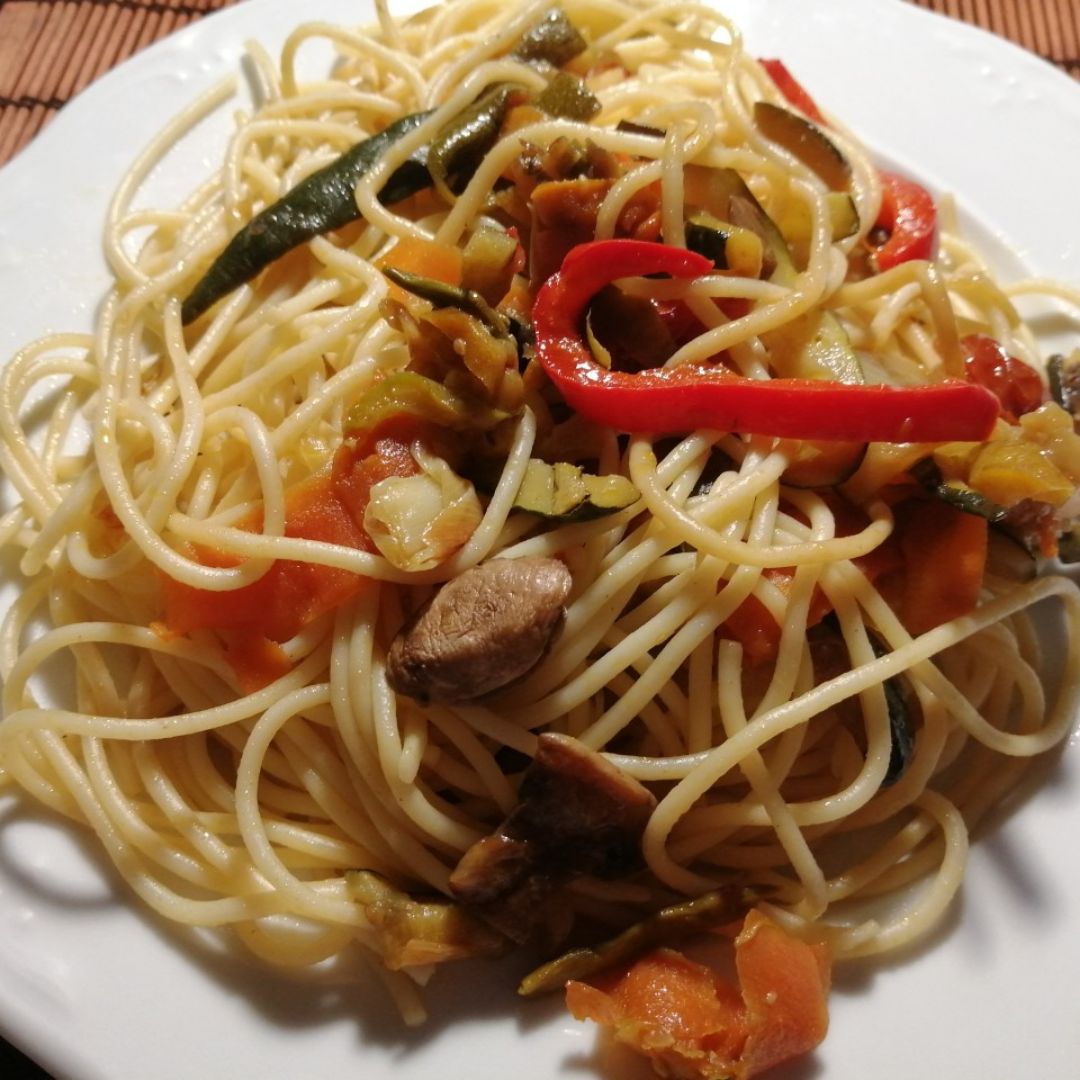 Pasta con verduras al estilo asiático. Paso 6 Pasta con verduras al estilo asiático. Paso 6