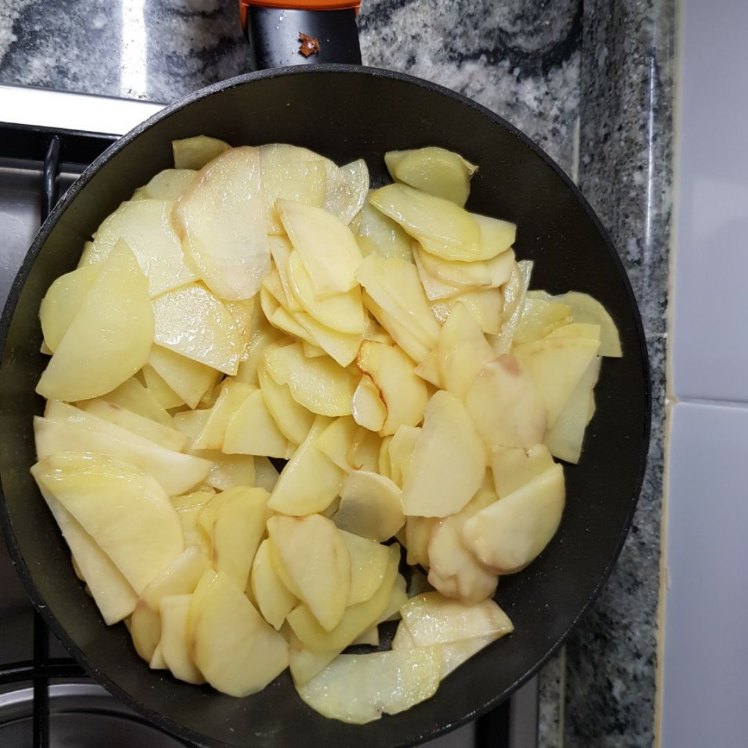 Tortilla de patatas con ajos tiernos Paso 1 Tortilla de patatas con ajos tiernos Paso 1