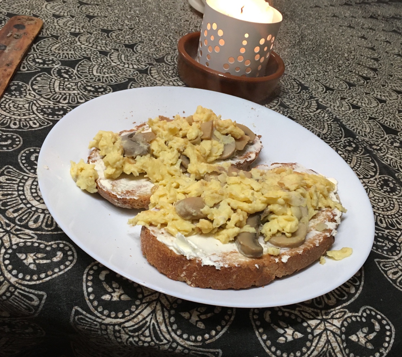 Tostadas con queso crema y revuelto de champiñones