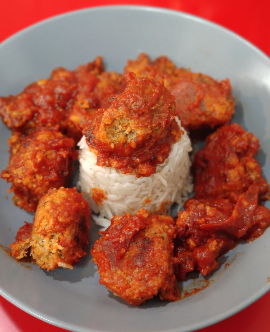 Albóndigas de soja y atún en salsa de tomate