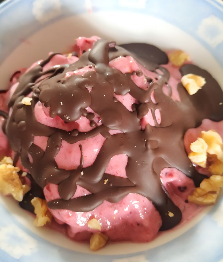 HELADO DE FRUTOS ROJOS Y CHOCOLATE HELADO DE FRUTOS ROJOS Y CHOCOLATE