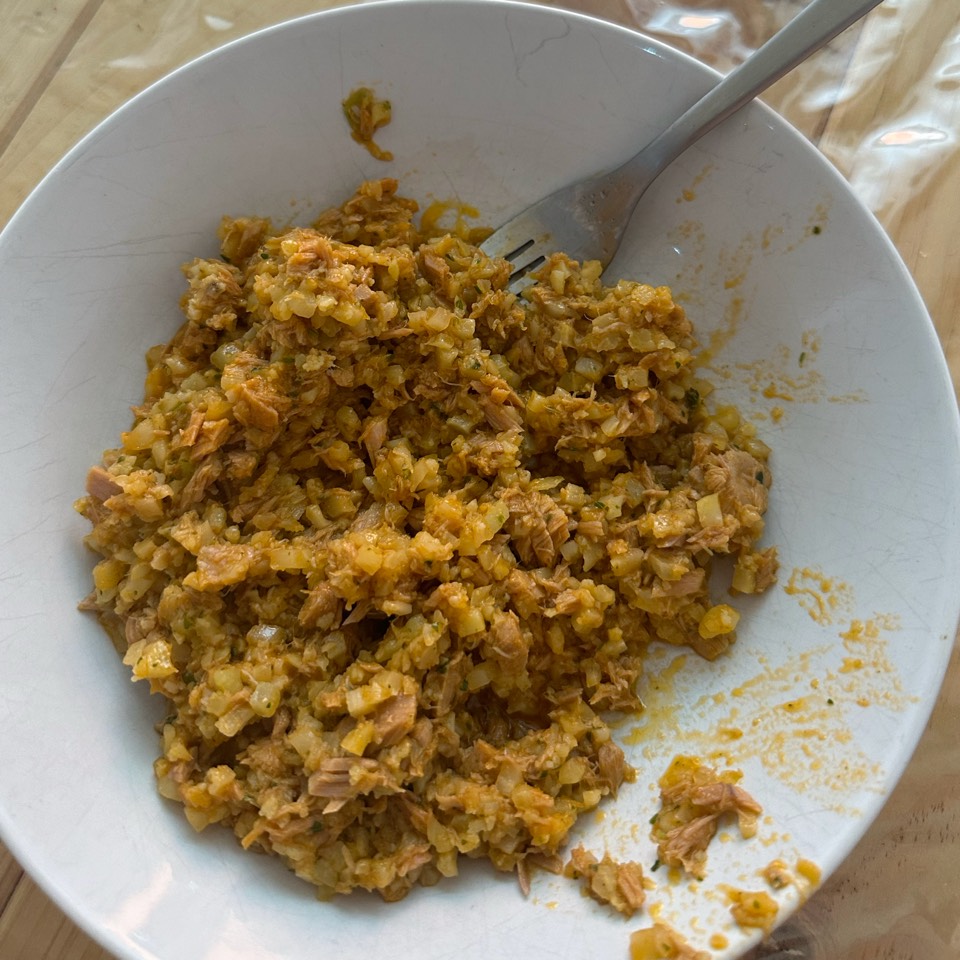 Migas de coliflor con atún y tomate Migas de coliflor con atún y tomate