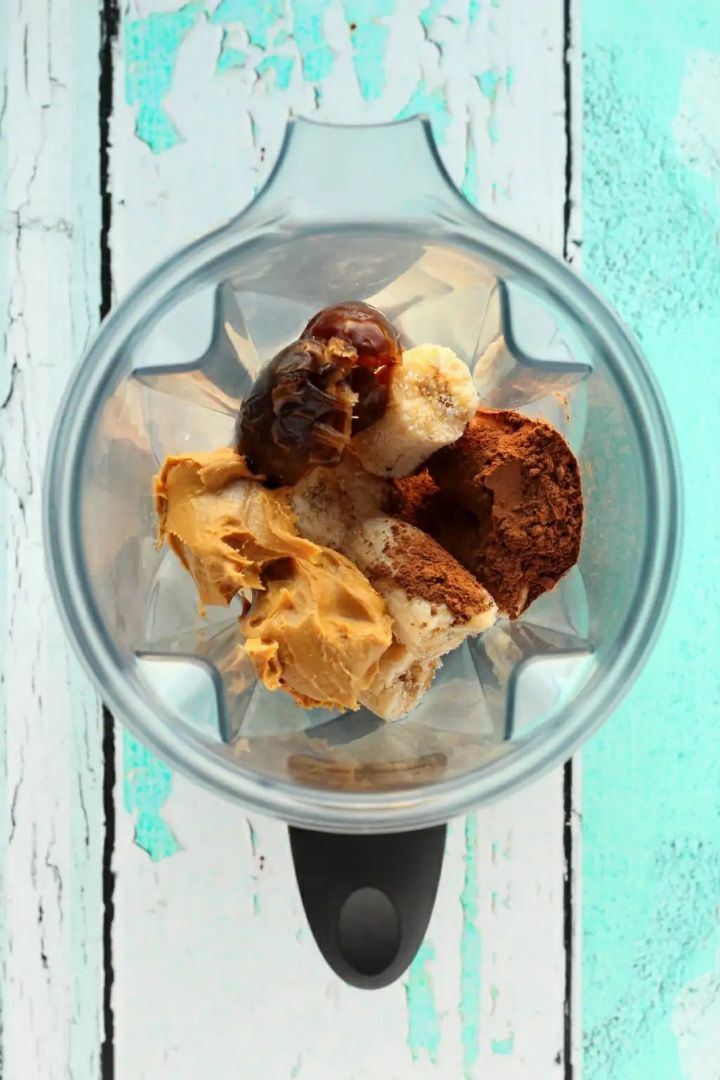 Batido proteico, vegano y sin gluten de chocolate y mantequilla de cachuete Paso 0 Batido proteico, vegano y sin gluten de chocolate y mantequilla de cachuete Paso 0