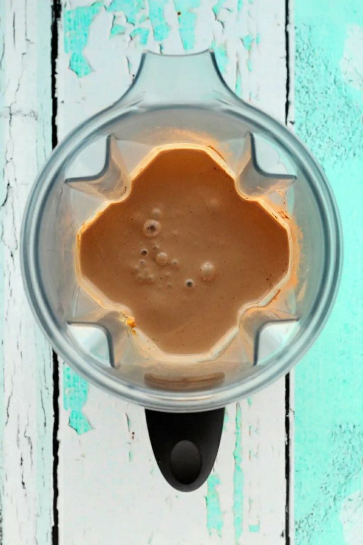 Batido proteico, vegano y sin gluten de chocolate y mantequilla de cachuete Paso 1 Batido proteico, vegano y sin gluten de chocolate y mantequilla de cachuete Paso 1