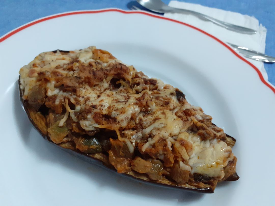 Berenjenas rellenas de atún y pisto Berenjenas rellenas de atún y pisto