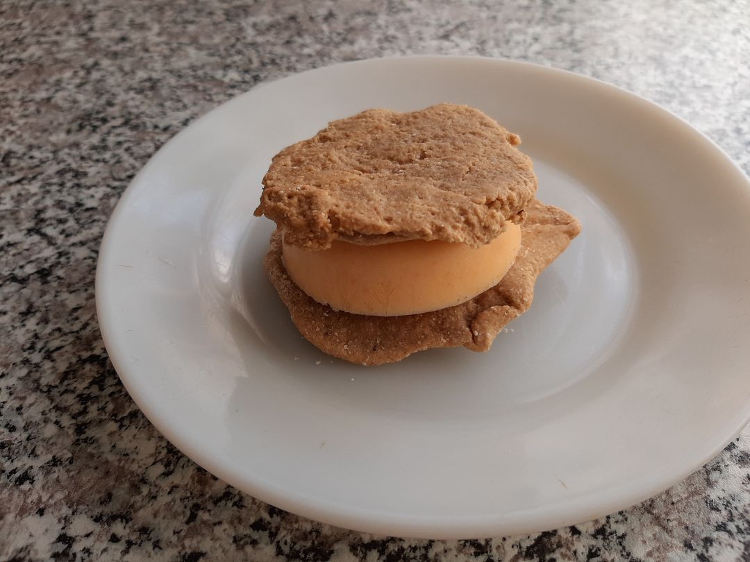 Sándwich de helado de melocotón