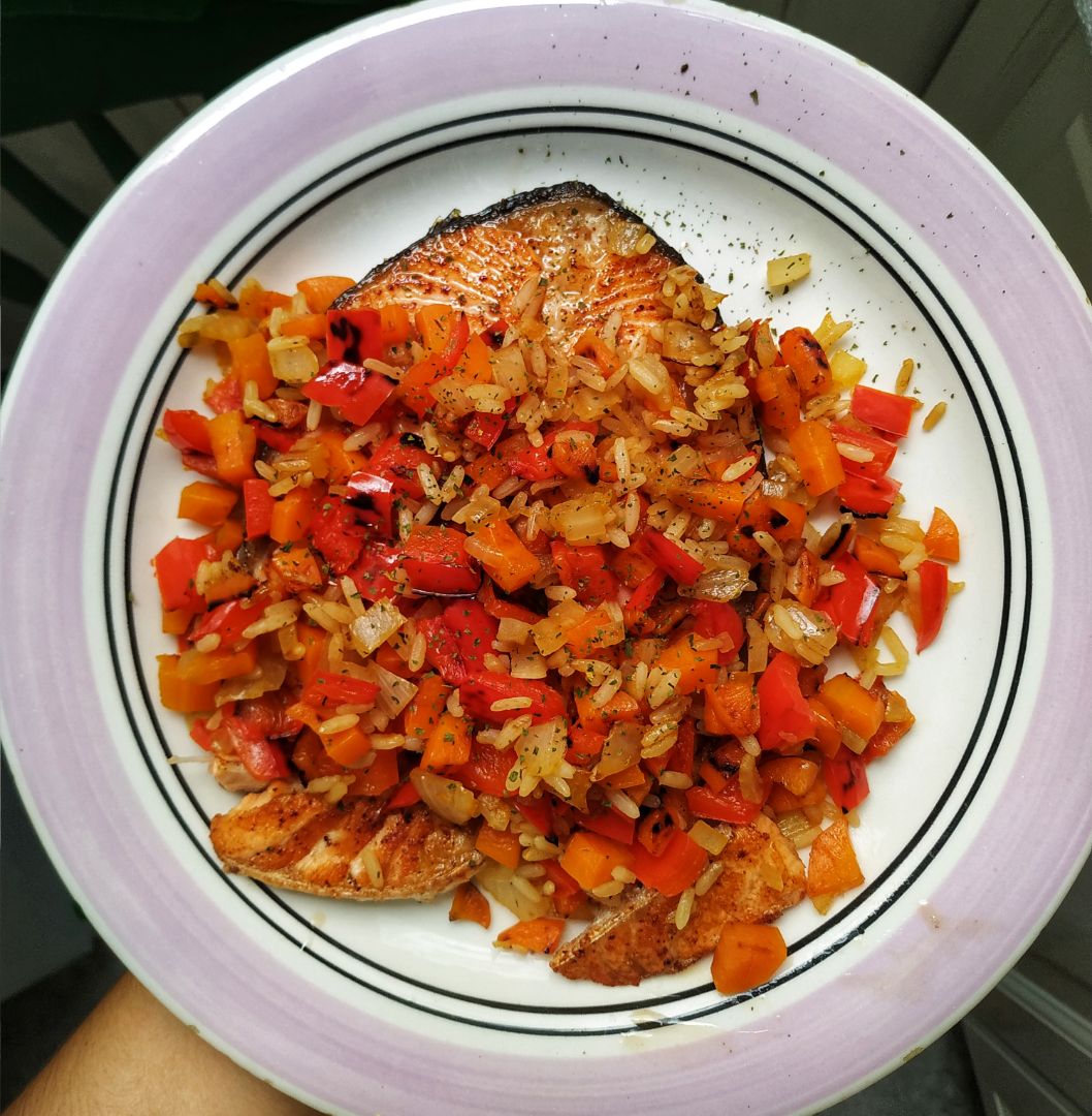 Salmón con arroz y verduras Salmón con arroz y verduras