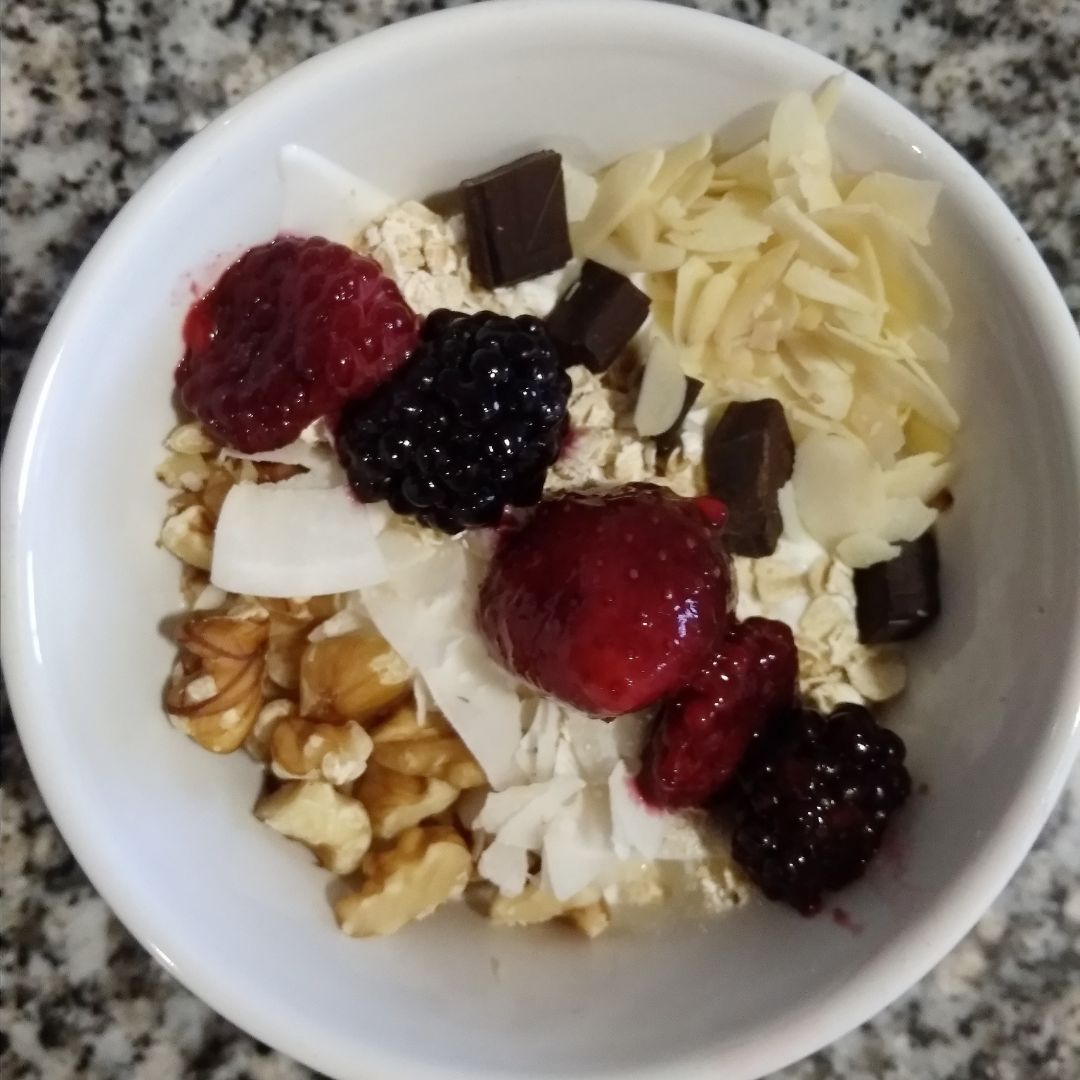 🍶 Bowl de yogur con frutos secos y frutos rojos