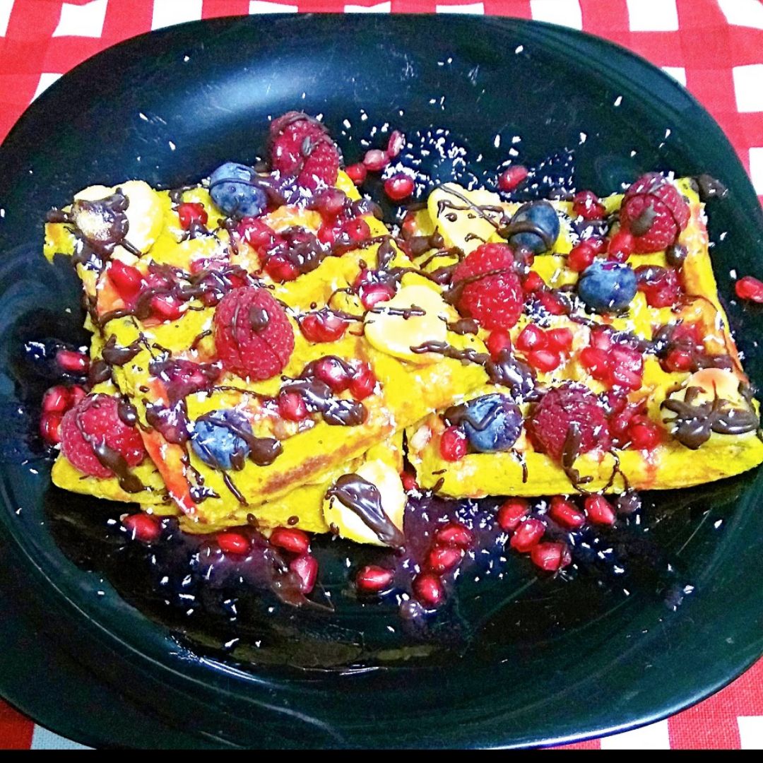 Gofres de mango y granada 💛♥️ Gofres de mango y granada 💛♥️