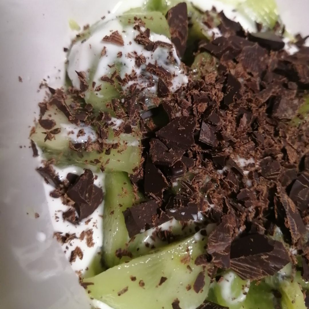Yogur natural con kiwi y chocolate