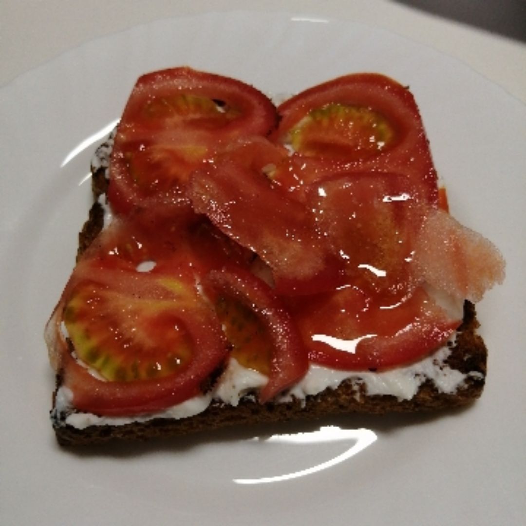 Tosta de requesón y tomate Tosta de requesón y tomate
