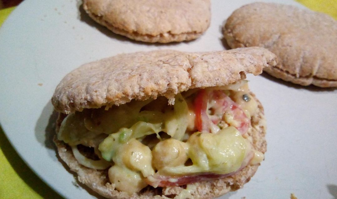 Ensalada de garbanzos en pan de pita