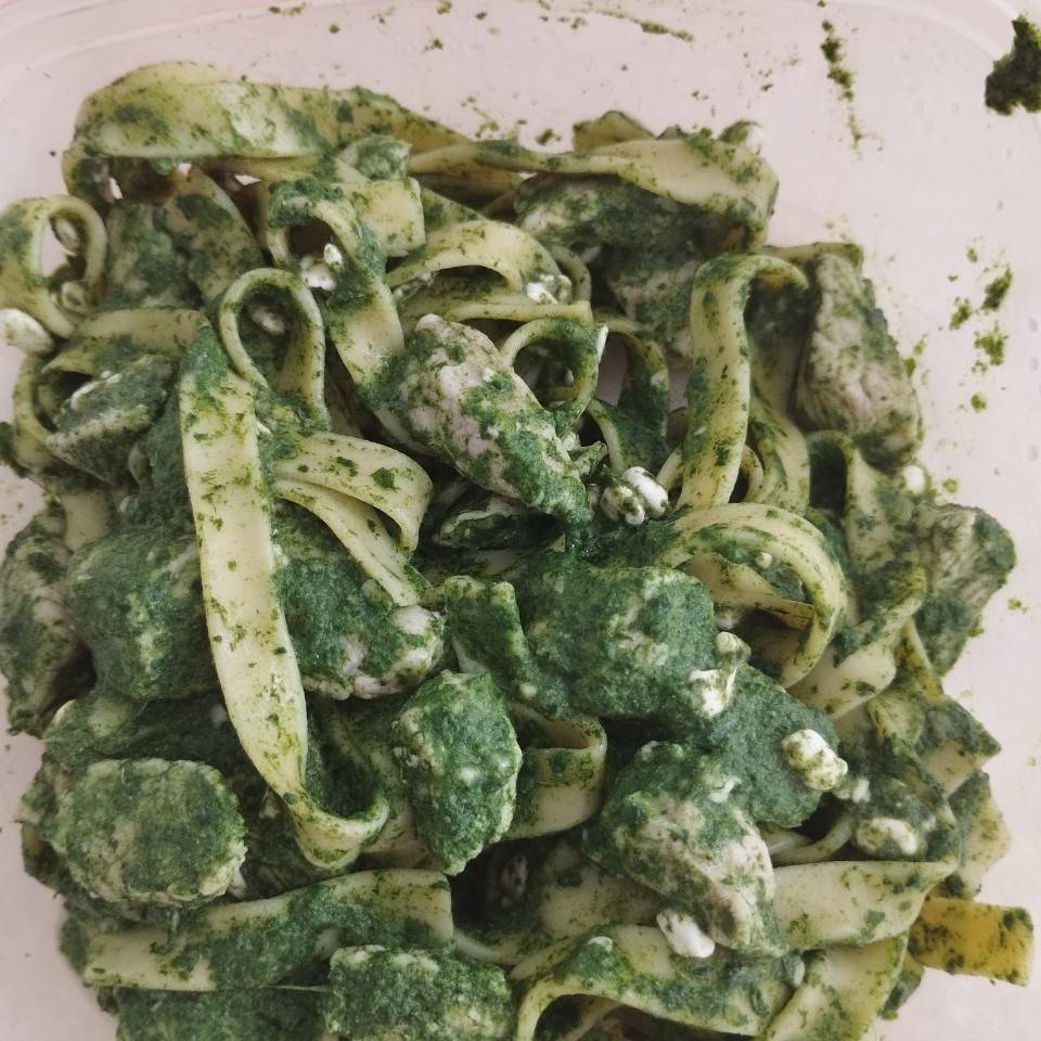 Pasta fresca con salsa espinacas y lomo