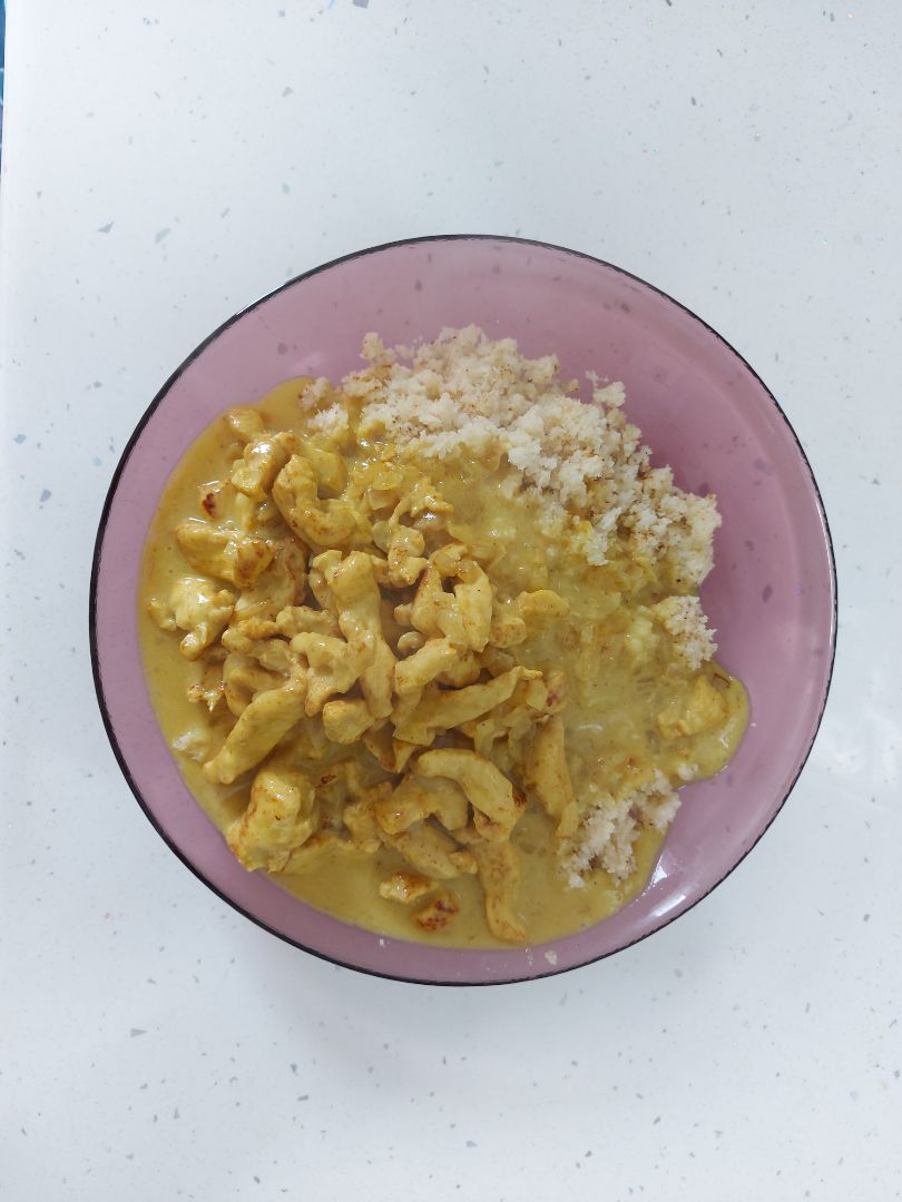 Arroz de coliflor con pollo al curry