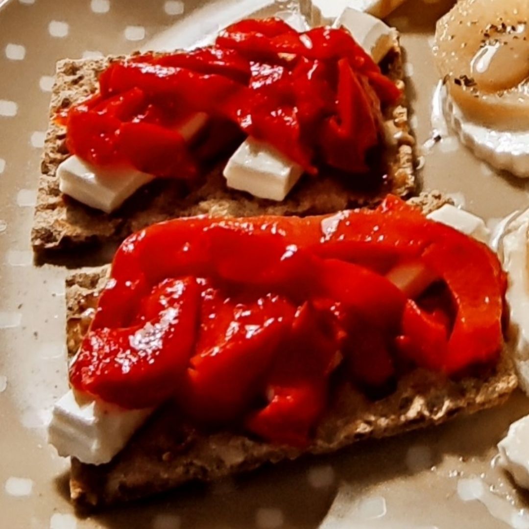 Tostadita de pimientos del piquillo y Queso Burgos desnatado Tostadita de pimientos del piquillo y Queso Burgos desnatado