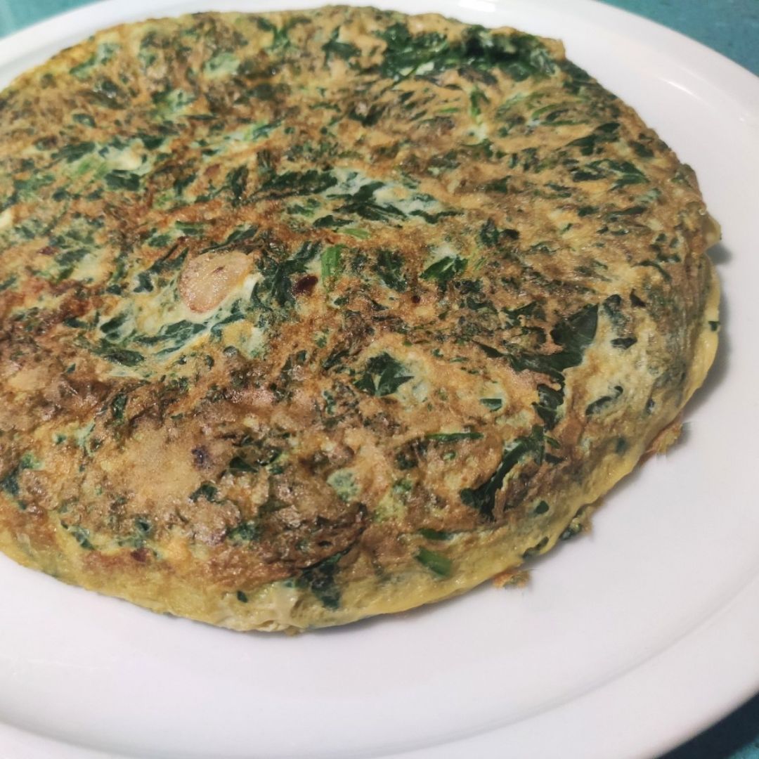 Tortilla de espinacas, ajo y piñones Tortilla de espinacas, ajo y piñones