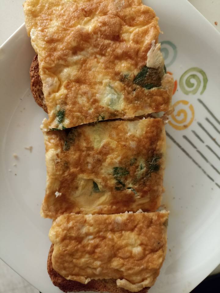 Pan integral con tortilla francesa de espinacas y atun