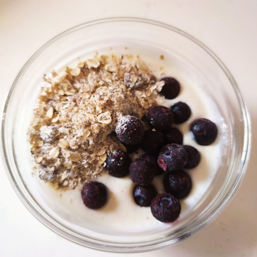 Yogurt de soja y coco con muesli de frutos rojos y arándanos Yogurt de soja y coco con muesli de frutos rojos y arándanos