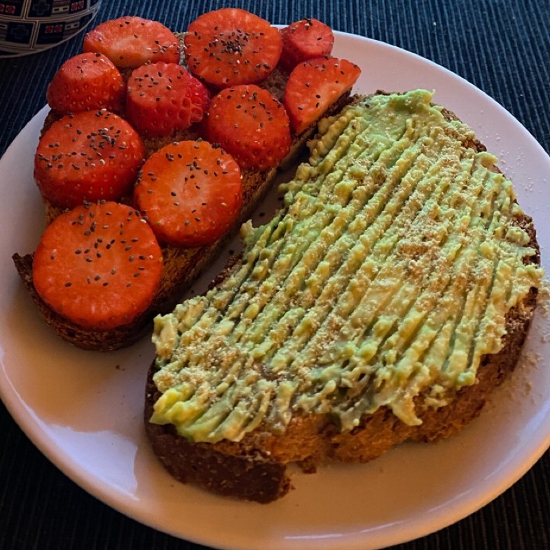 Tostadas con fresa y aguacate