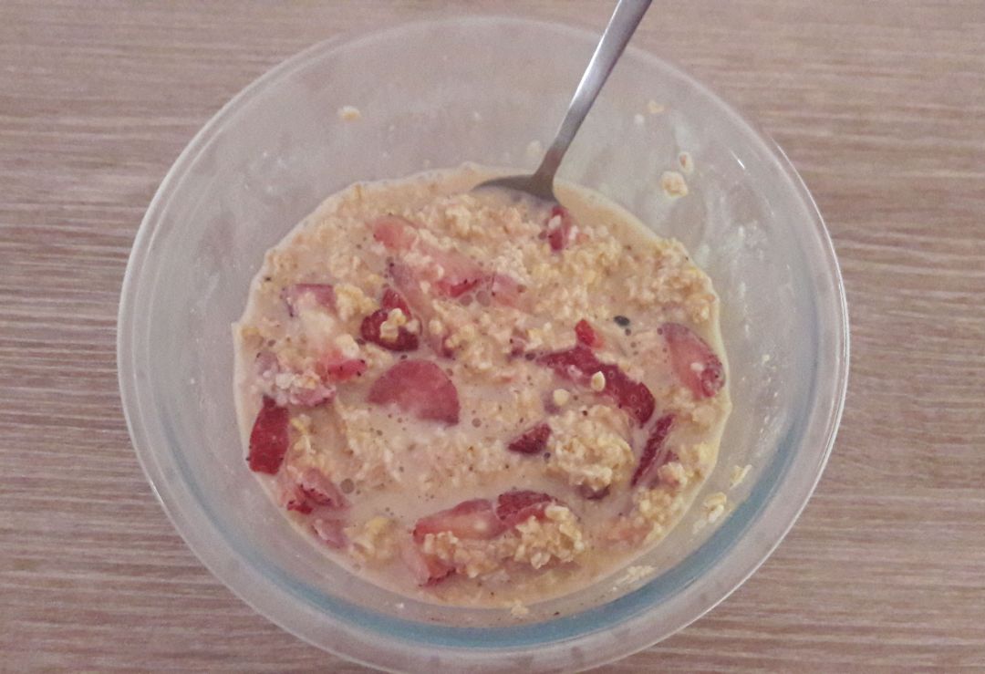 Overnight oats de fresa y zumo de naranja